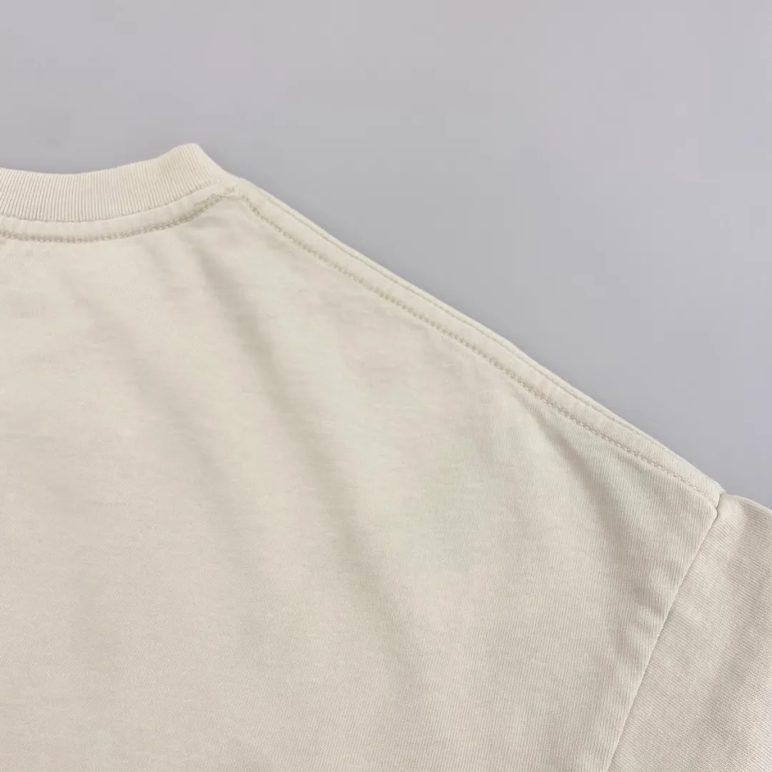Mechao Saint Michael co-branded character print, retro washed and distressed Vintage loose short sleeves, digital white ink direct injection, the fabric is breathable, and the pattern is three-dimensional and clear. Fabric: Double yarn 240g Style number: S811 Size: S-M-L-XL Color: Off-white Price: P110